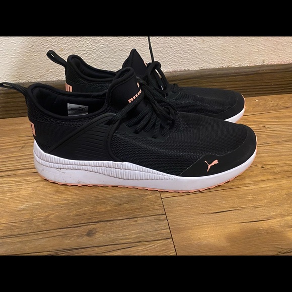 Woman’s Pumas - Picture 3 of 5